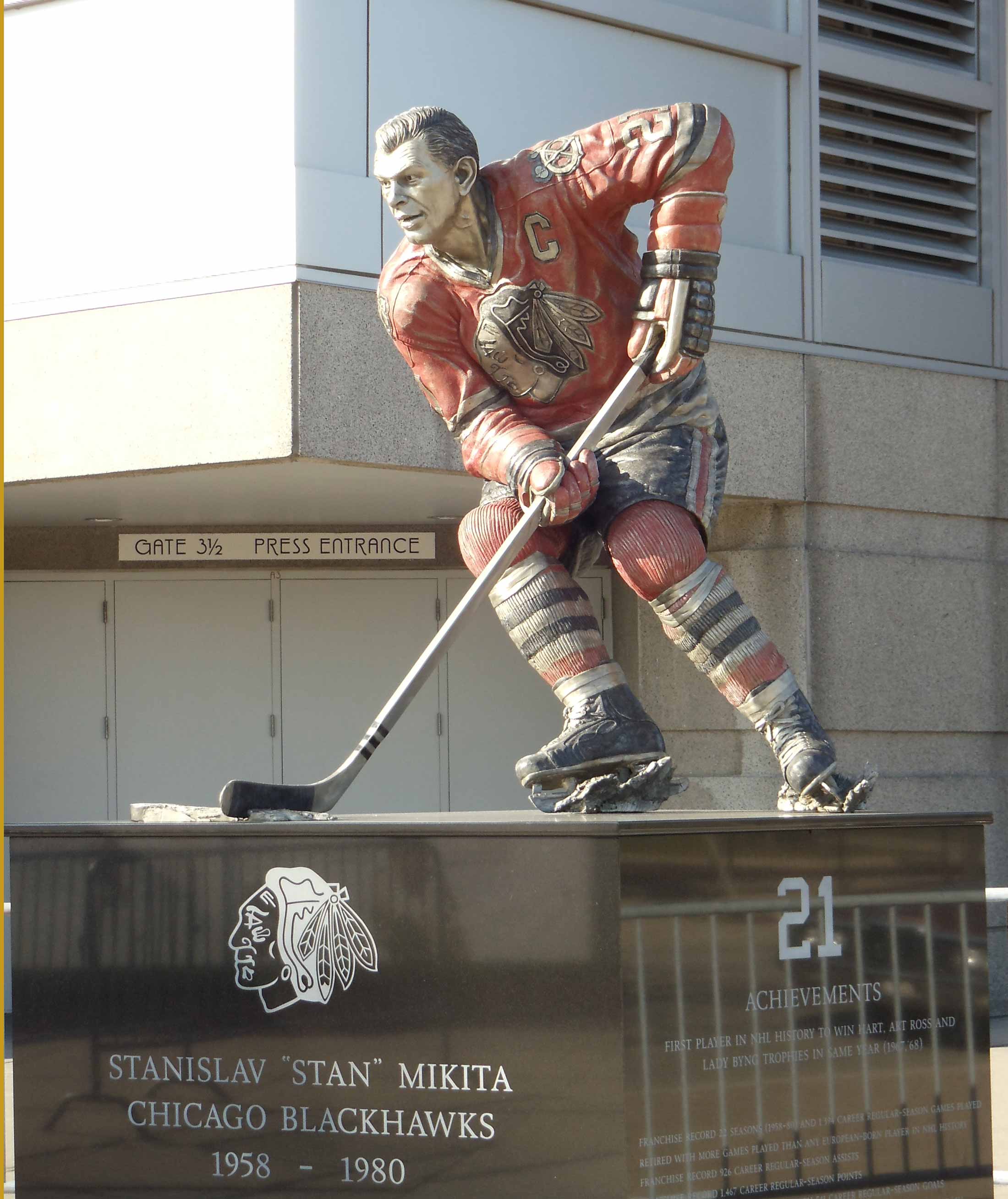 Stan Mikita, Chicago Blackhawks, statue