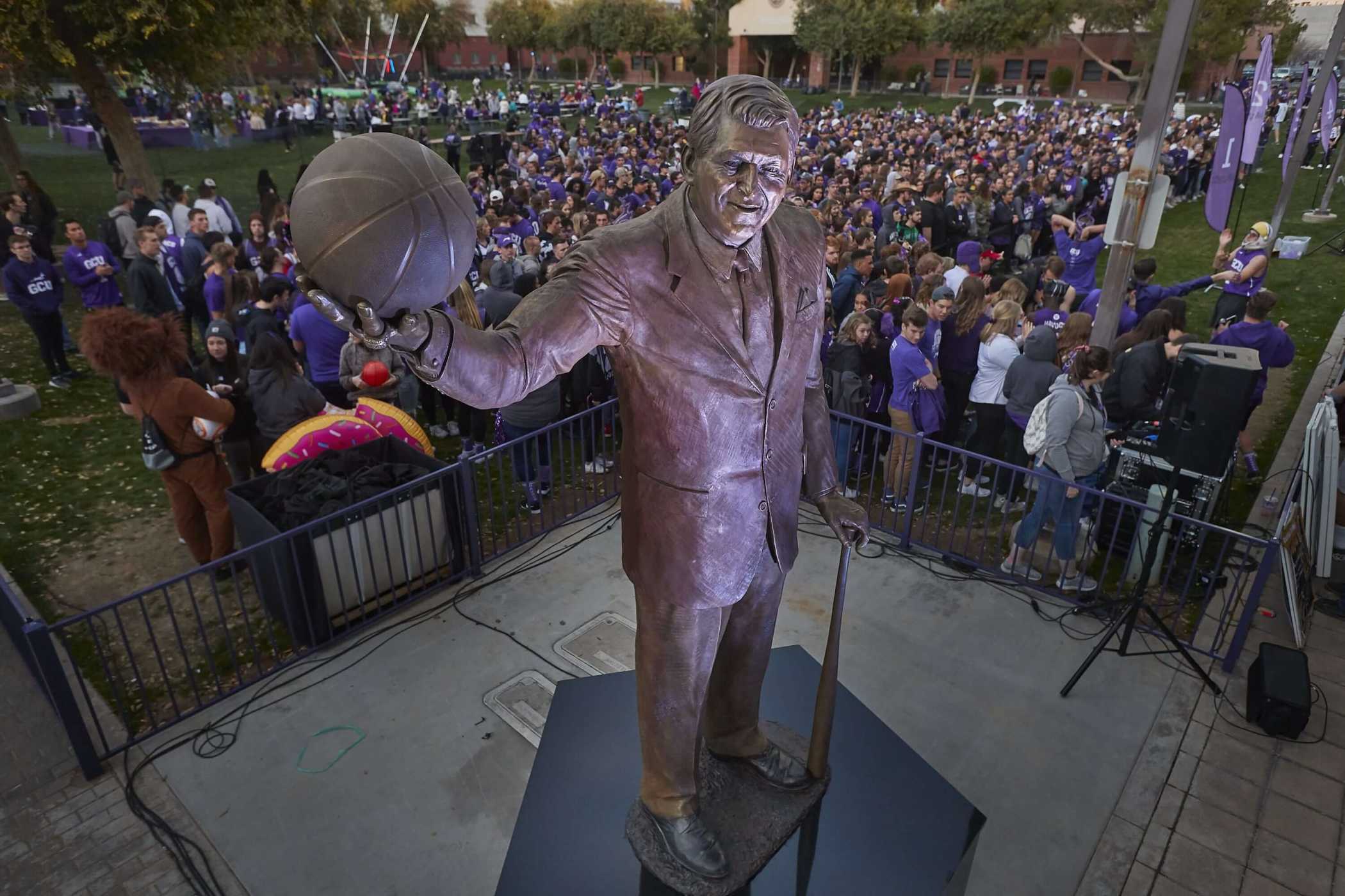 jerry colangelo statue
