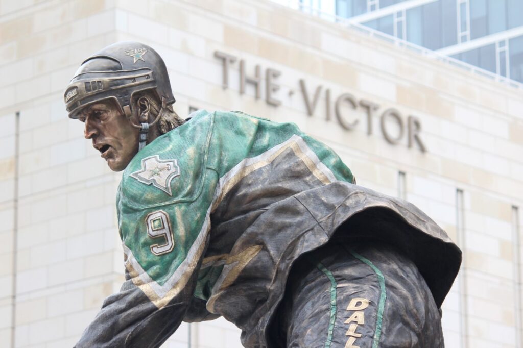 Bronze statue honoring Mike Modano, The Victor