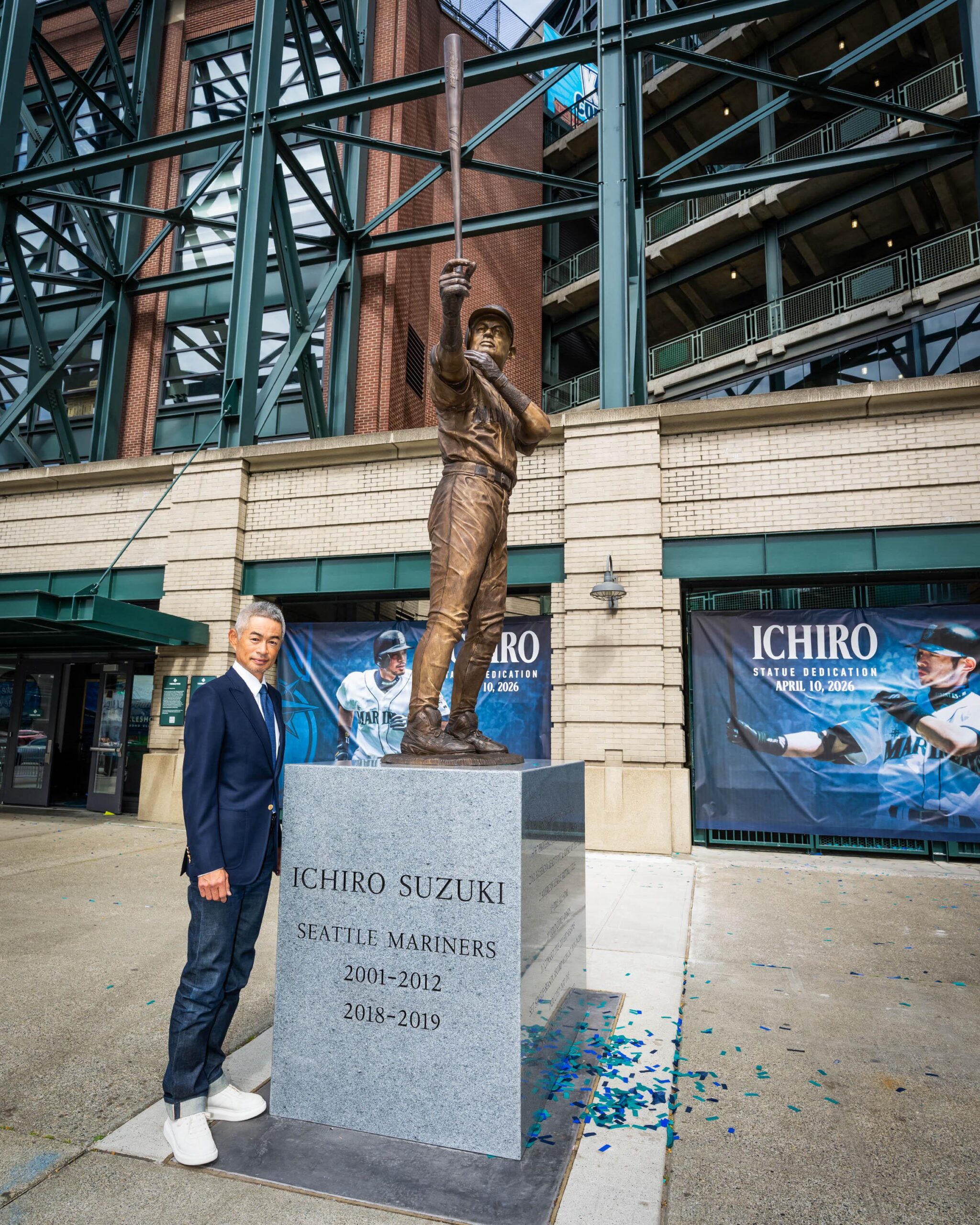 Ichiro Suzuki with the Ichiro Suzuki statue in Seattle